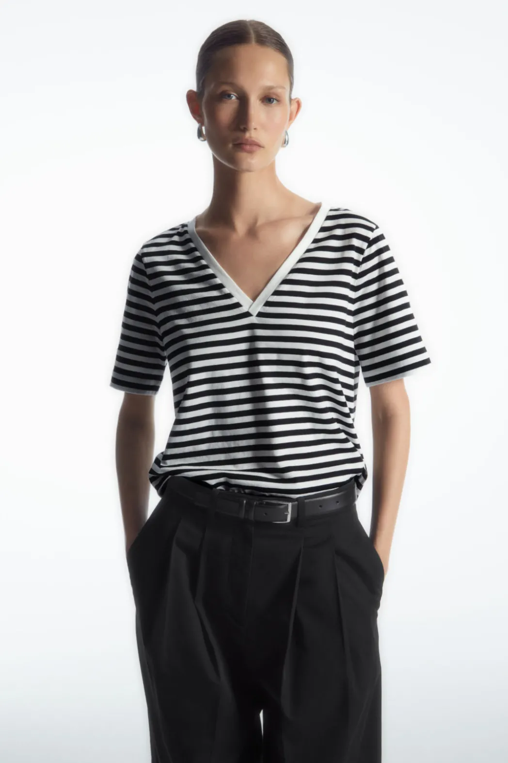 Best COS 24/7 V-NECK T-SHIRT BLACK / WHITE / STRIPED
