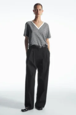 Best COS 24/7 V-NECK T-SHIRT BLACK / WHITE / STRIPED