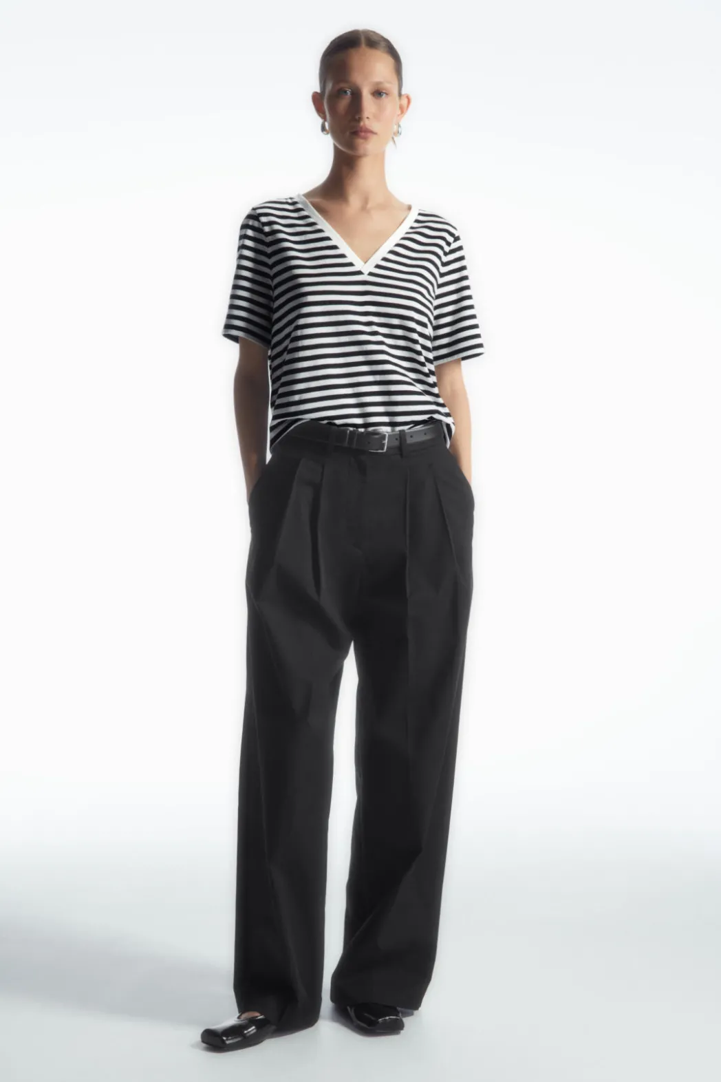 Best COS 24/7 V-NECK T-SHIRT BLACK / WHITE / STRIPED