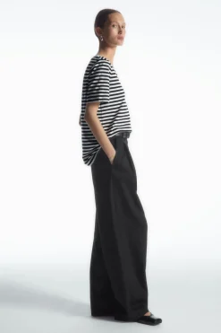 Best COS 24/7 V-NECK T-SHIRT BLACK / WHITE / STRIPED