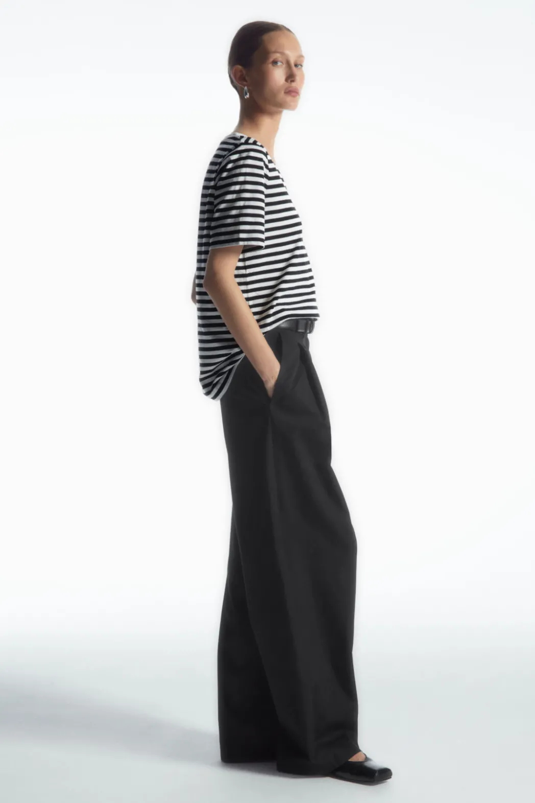 Best COS 24/7 V-NECK T-SHIRT BLACK / WHITE / STRIPED