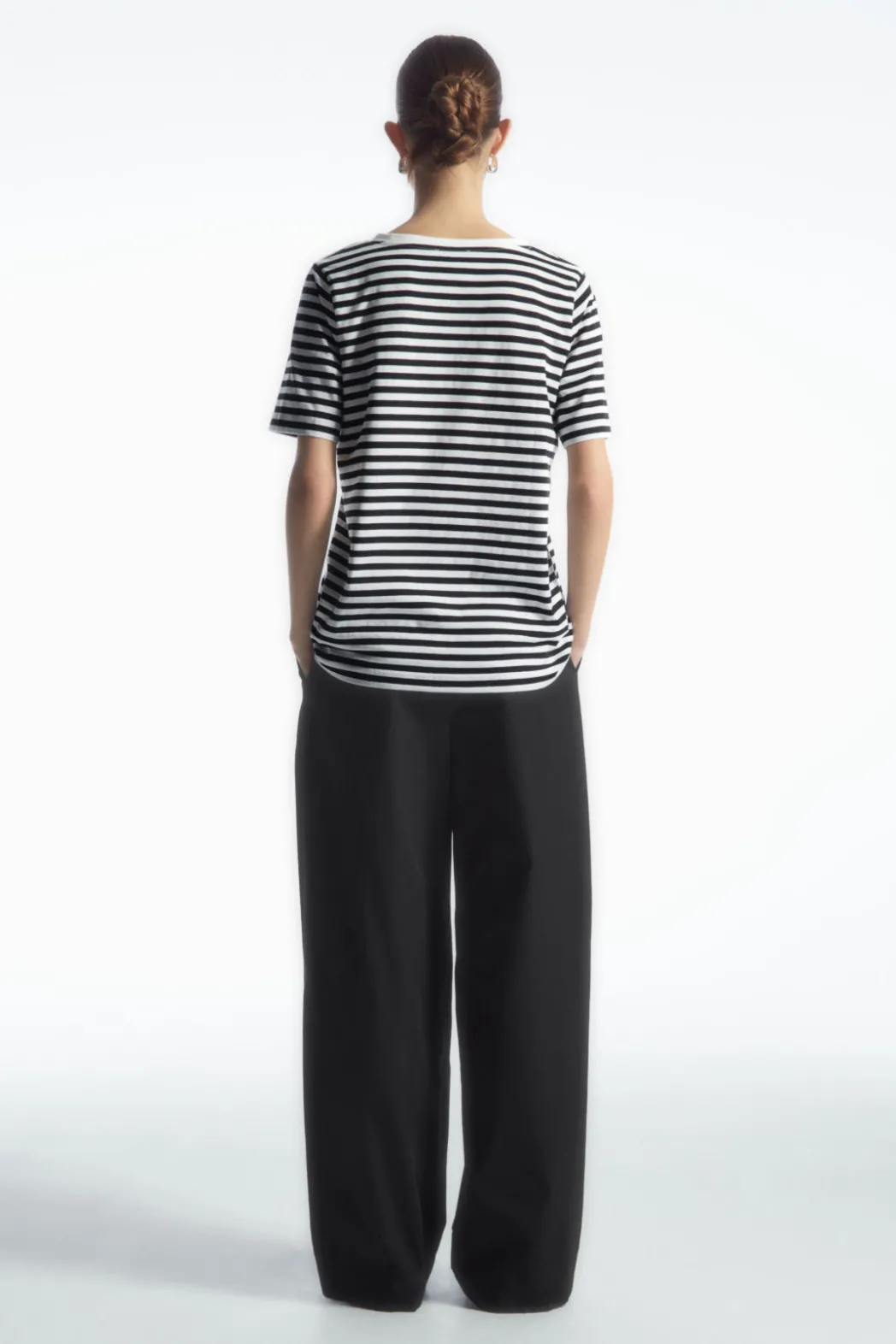 Best COS 24/7 V-NECK T-SHIRT BLACK / WHITE / STRIPED