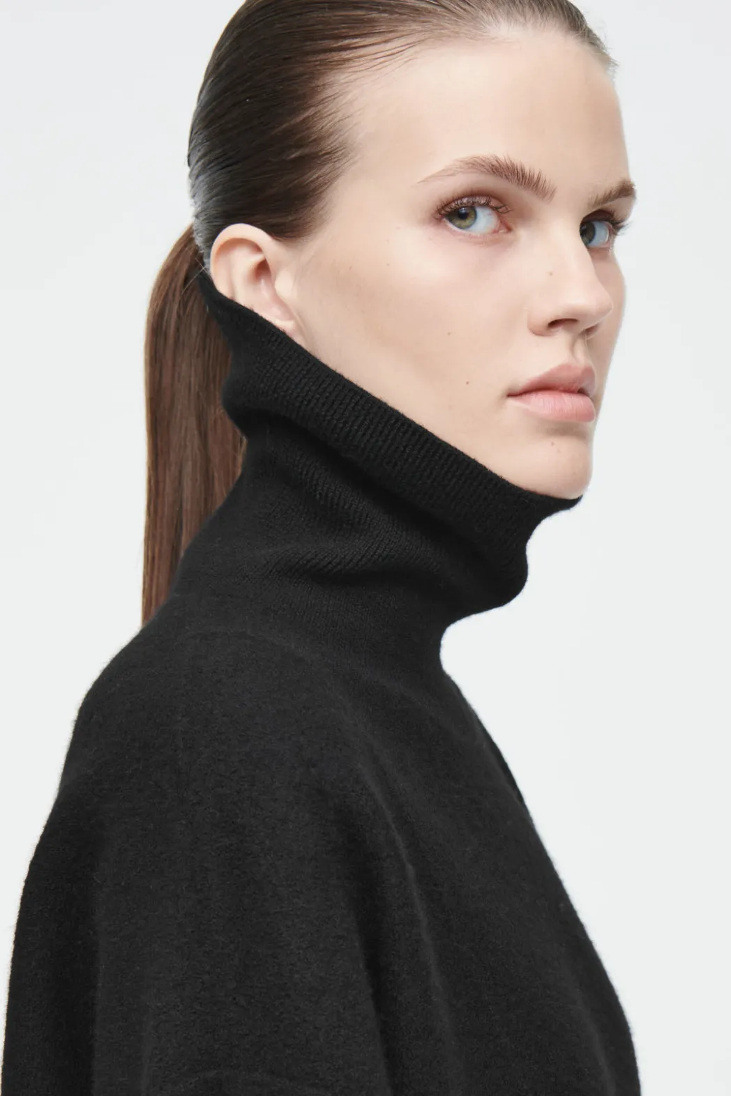 Outlet COS ASYMMETRIC MERINO WOOL DRESS BLACK