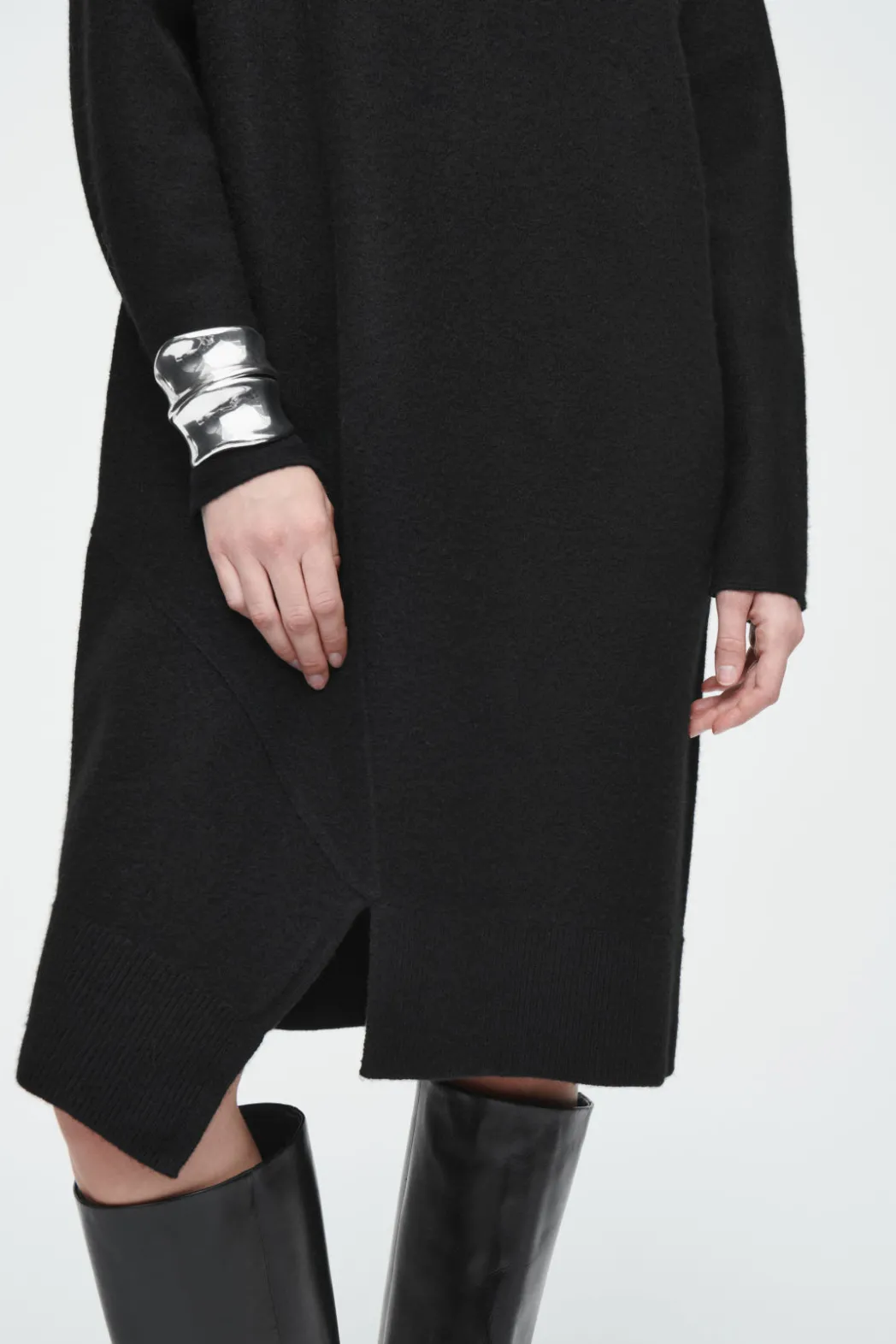 Outlet COS ASYMMETRIC MERINO WOOL DRESS BLACK