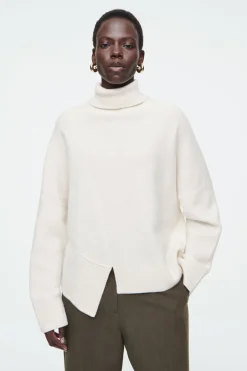 Outlet COS ASYMMETRIC MERINO WOOL SWEATER WHITE