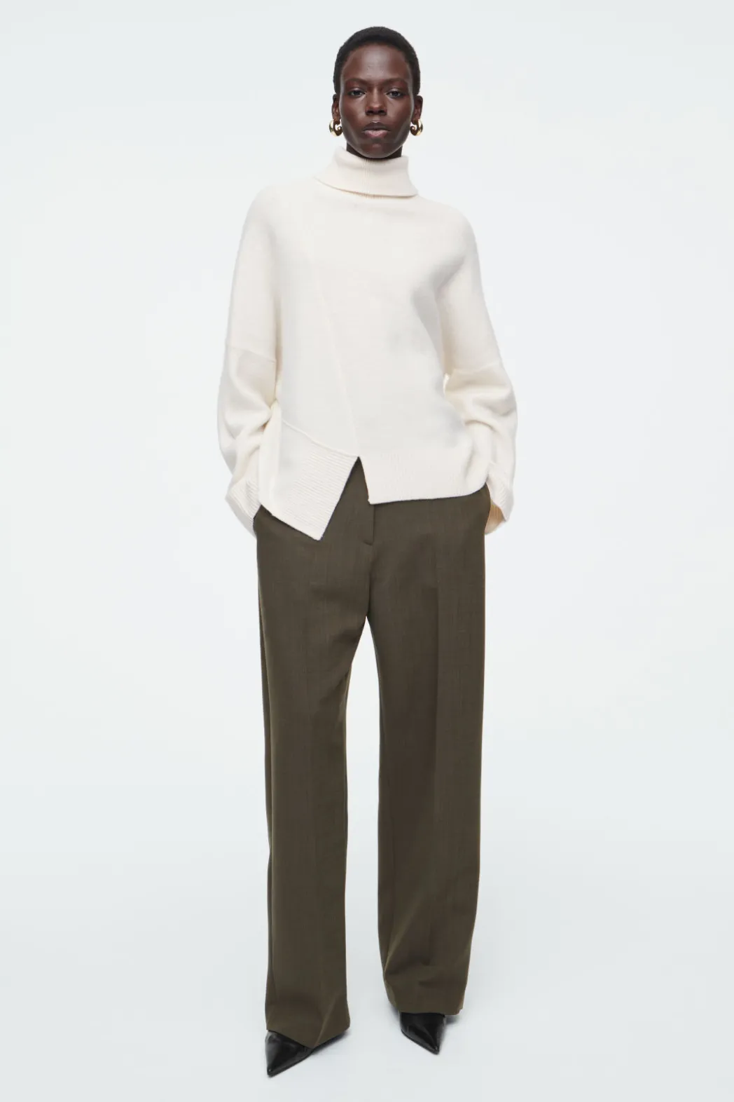Outlet COS ASYMMETRIC MERINO WOOL SWEATER WHITE