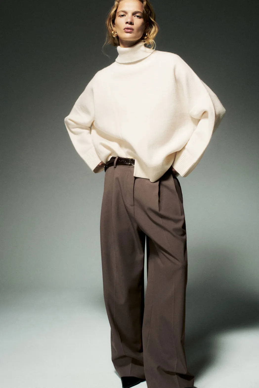 Outlet COS ASYMMETRIC MERINO WOOL SWEATER WHITE