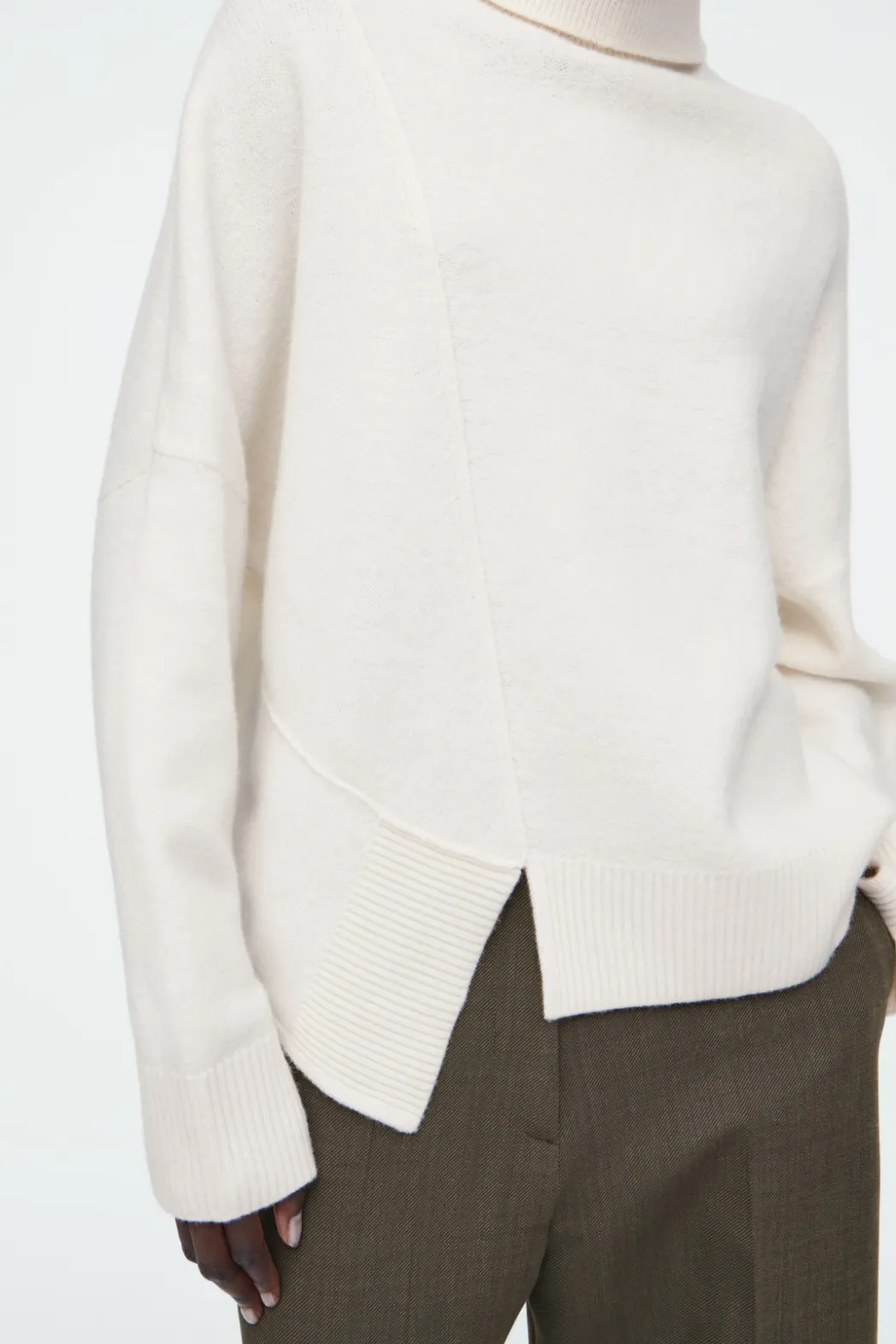 Outlet COS ASYMMETRIC MERINO WOOL SWEATER WHITE