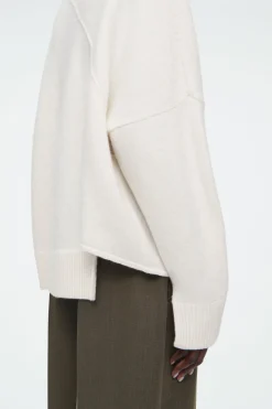 Outlet COS ASYMMETRIC MERINO WOOL SWEATER WHITE