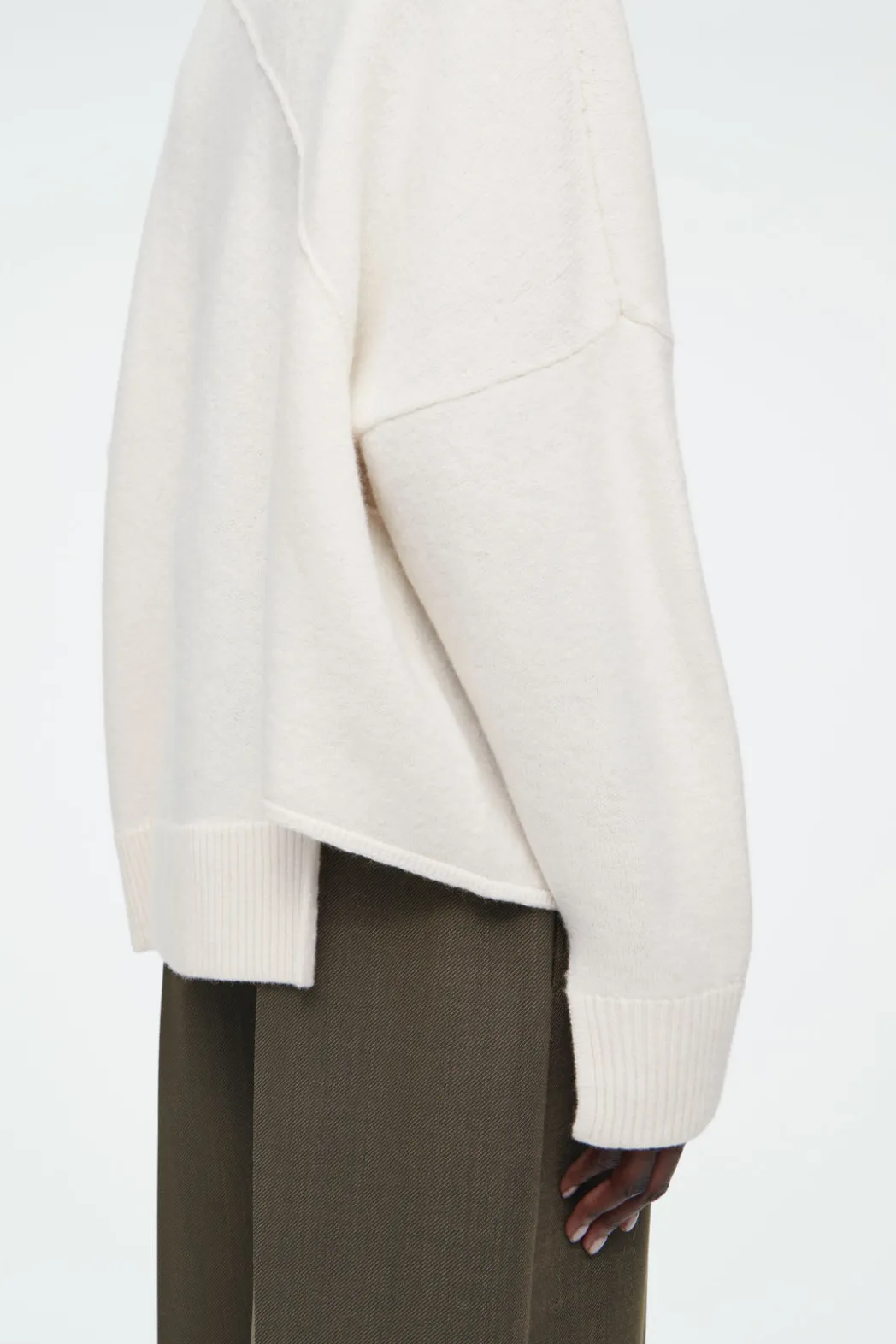Outlet COS ASYMMETRIC MERINO WOOL SWEATER WHITE
