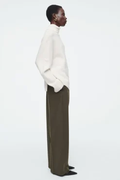 Outlet COS ASYMMETRIC MERINO WOOL SWEATER WHITE