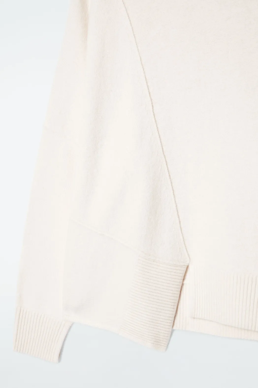 Outlet COS ASYMMETRIC MERINO WOOL SWEATER WHITE