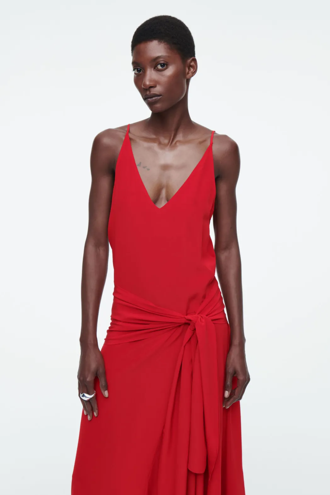 Discount COS ASYMMETRIC TIE-WAIST SILK DRESS RED