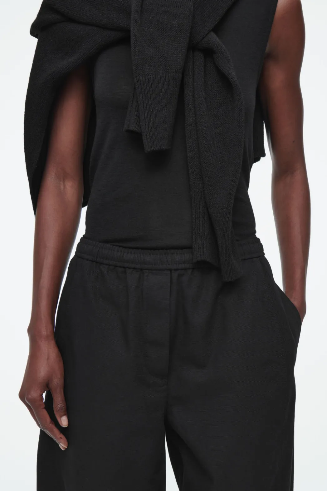 Online COS BARREL-LEG COTTON PANTS BLACK