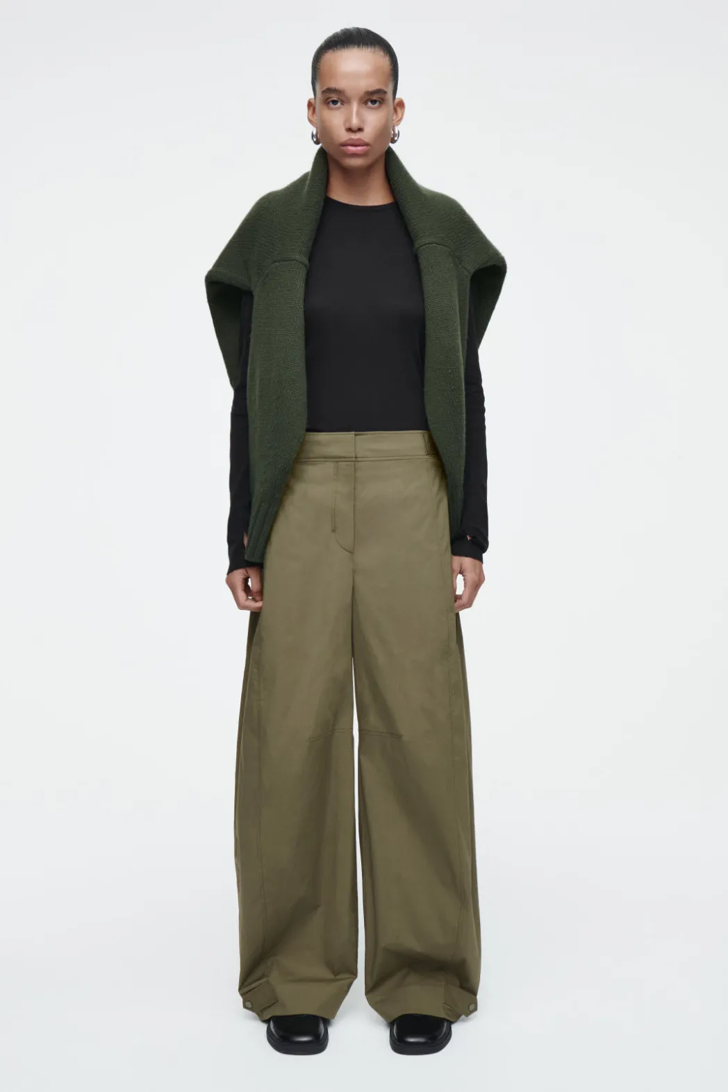 New COS BARREL-LEG UTILITY PANTS KHAKI