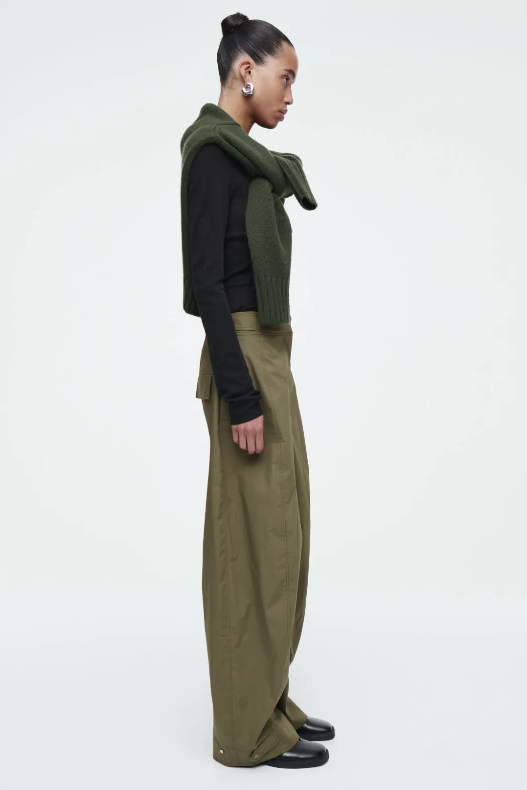 New COS BARREL-LEG UTILITY PANTS KHAKI