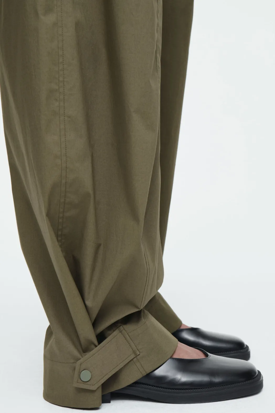 New COS BARREL-LEG UTILITY PANTS KHAKI