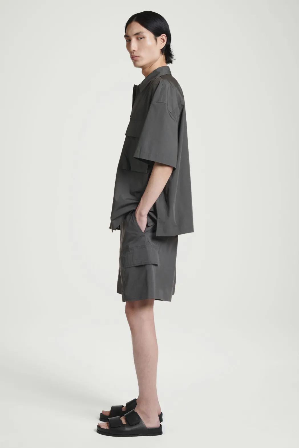 Outlet COS BELTED CARGO SHORTS GRAY
