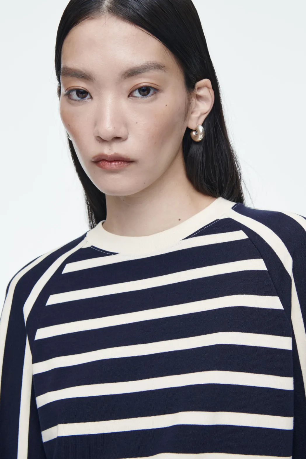 New COS BOXY LONG-SLEEVED T-SHIRT NAVY / OFF-WHITE / STRIPED