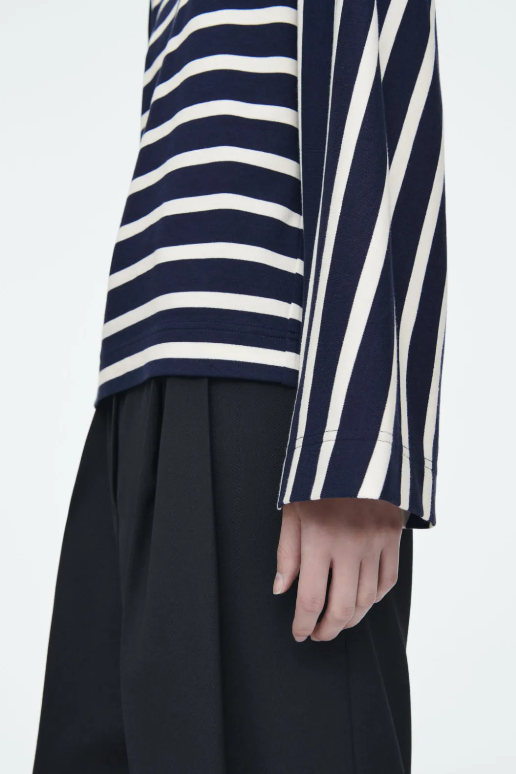New COS BOXY LONG-SLEEVED T-SHIRT NAVY / OFF-WHITE / STRIPED