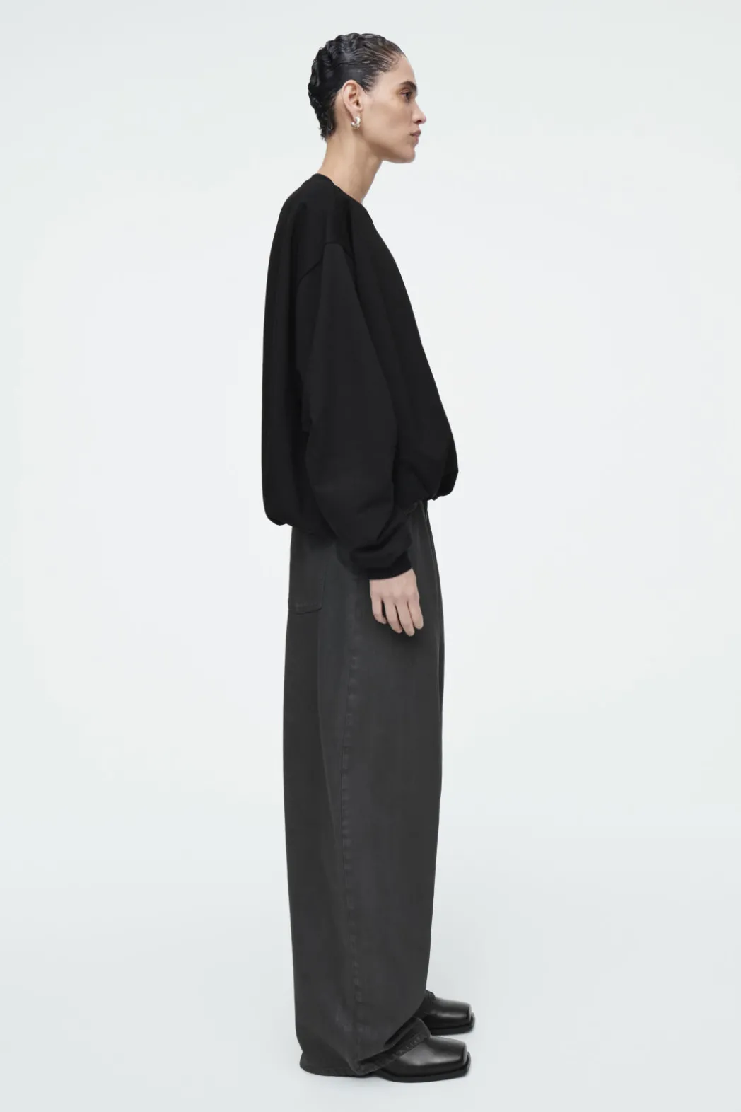 Clearance COS BUBBLE-HEM SWEATSHIRT BLACK