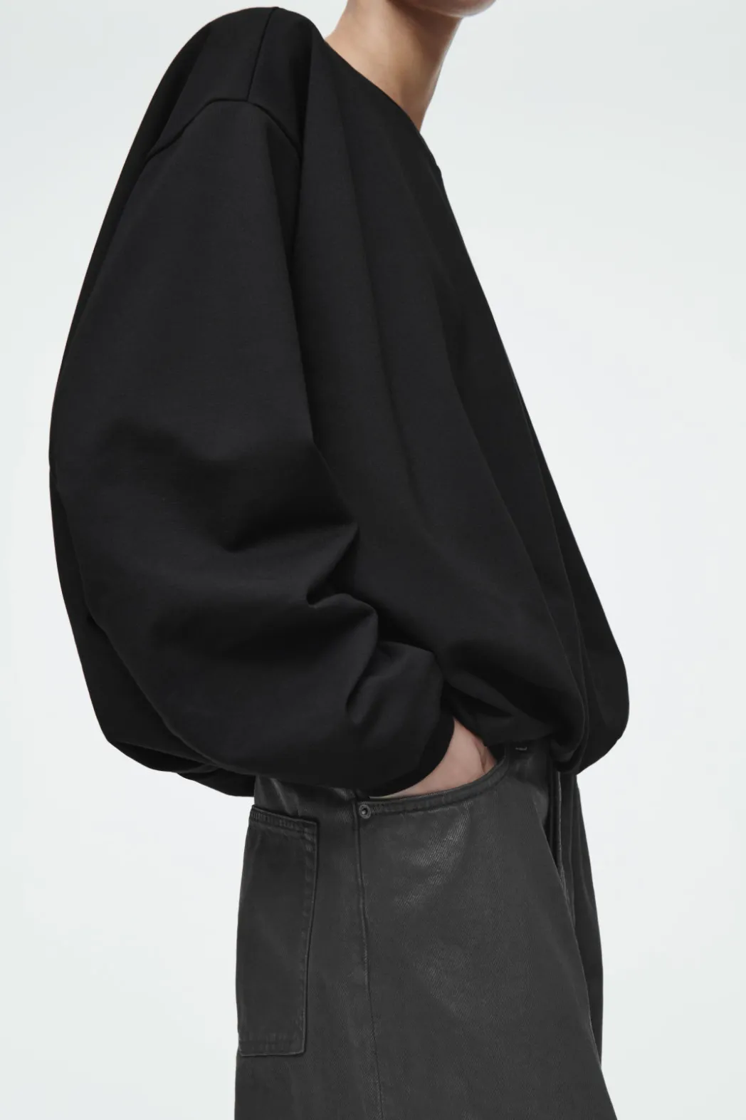 Clearance COS BUBBLE-HEM SWEATSHIRT BLACK