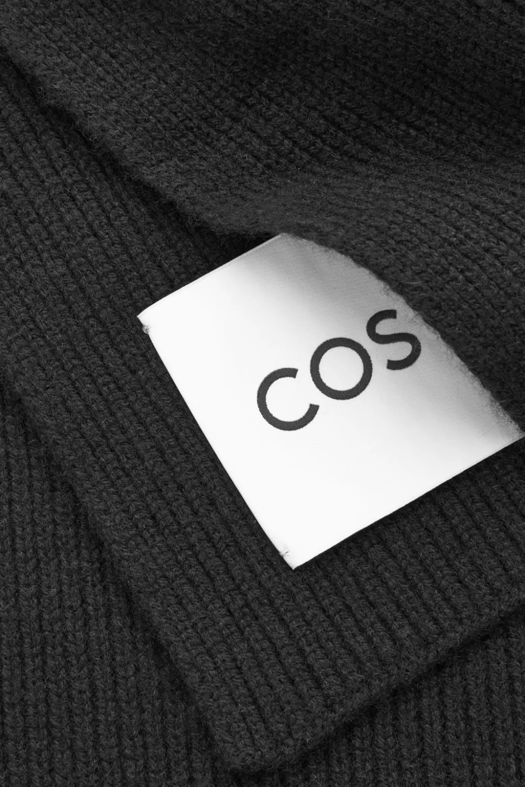 Best COS CASHMERE-BLEND SCARF BLACK
