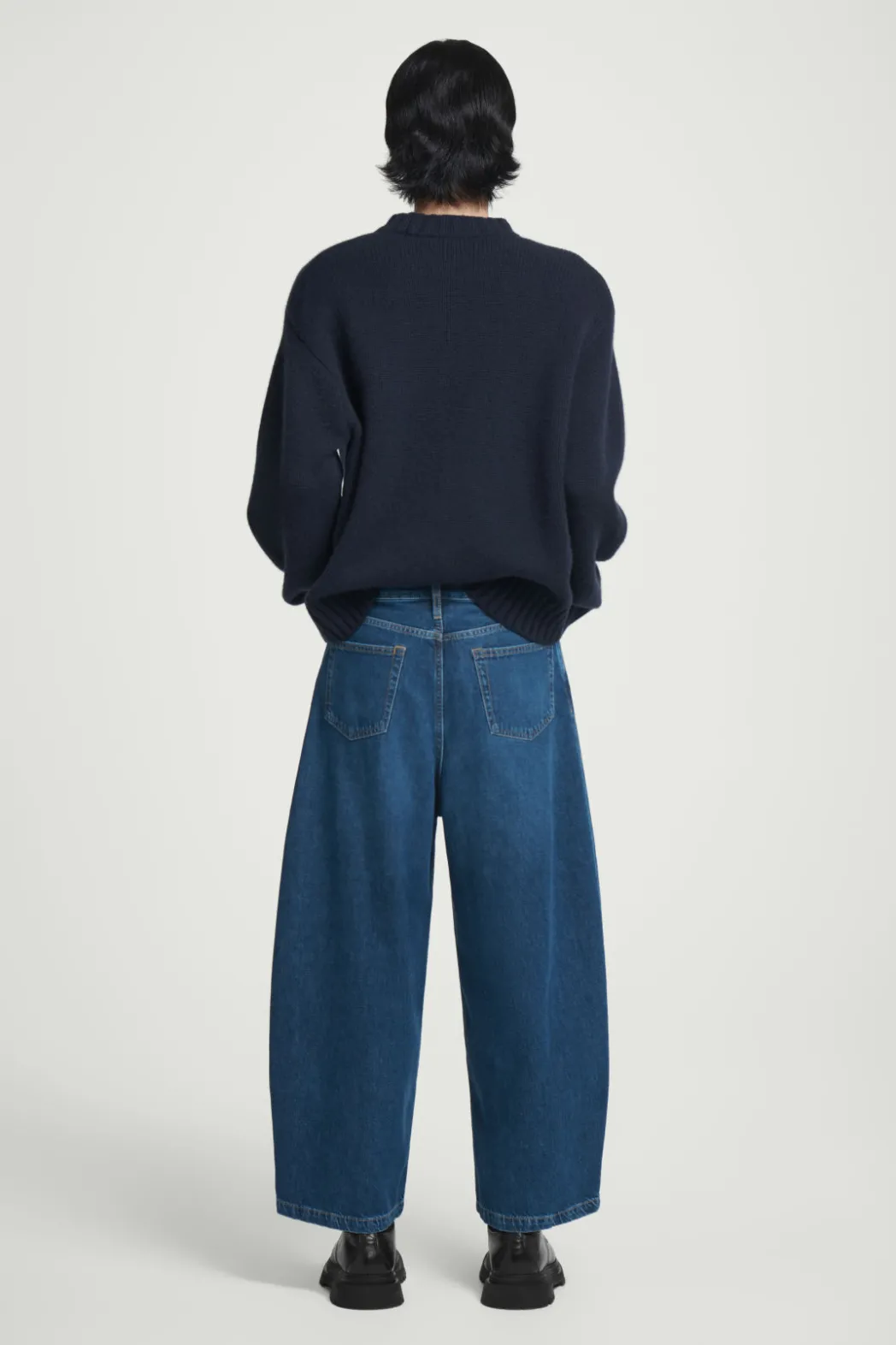 Clearance COS CASK BARREL-LEG JEANS - RELAXED BLUE
