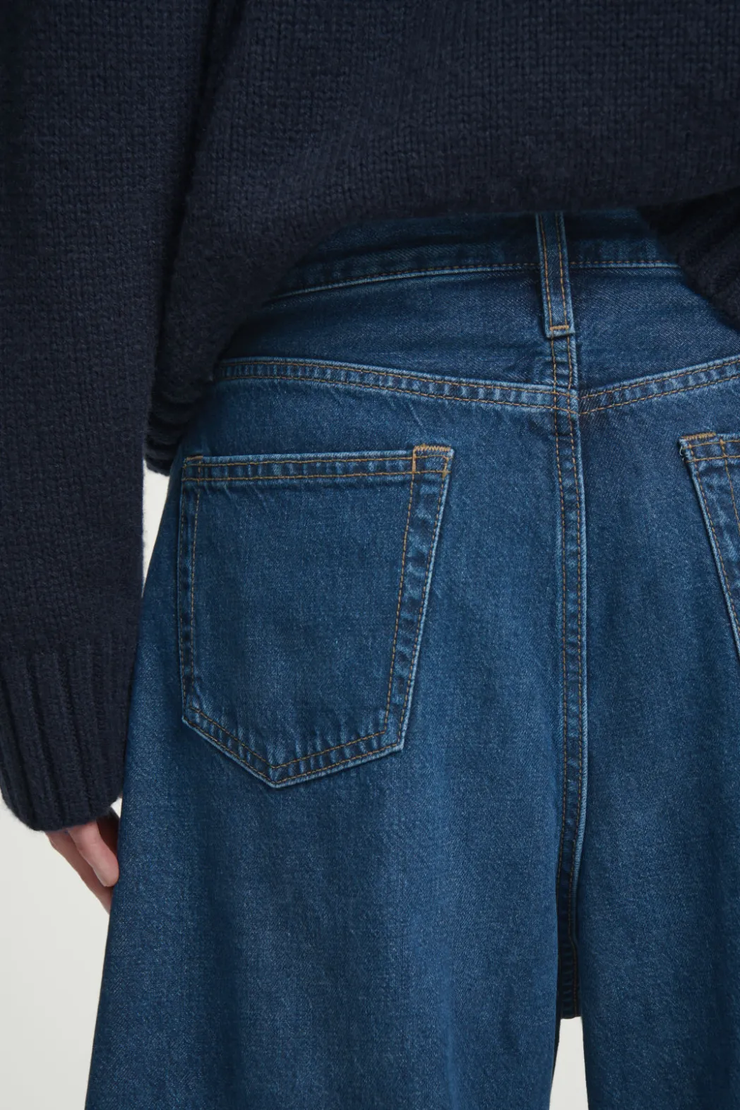 Clearance COS CASK BARREL-LEG JEANS - RELAXED BLUE