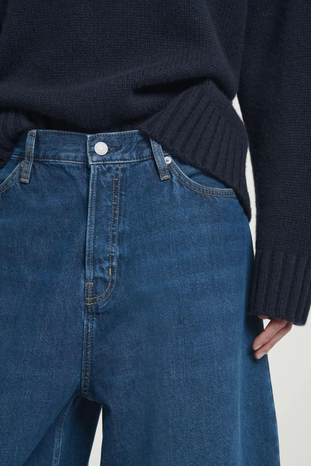 Clearance COS CASK BARREL-LEG JEANS - RELAXED BLUE