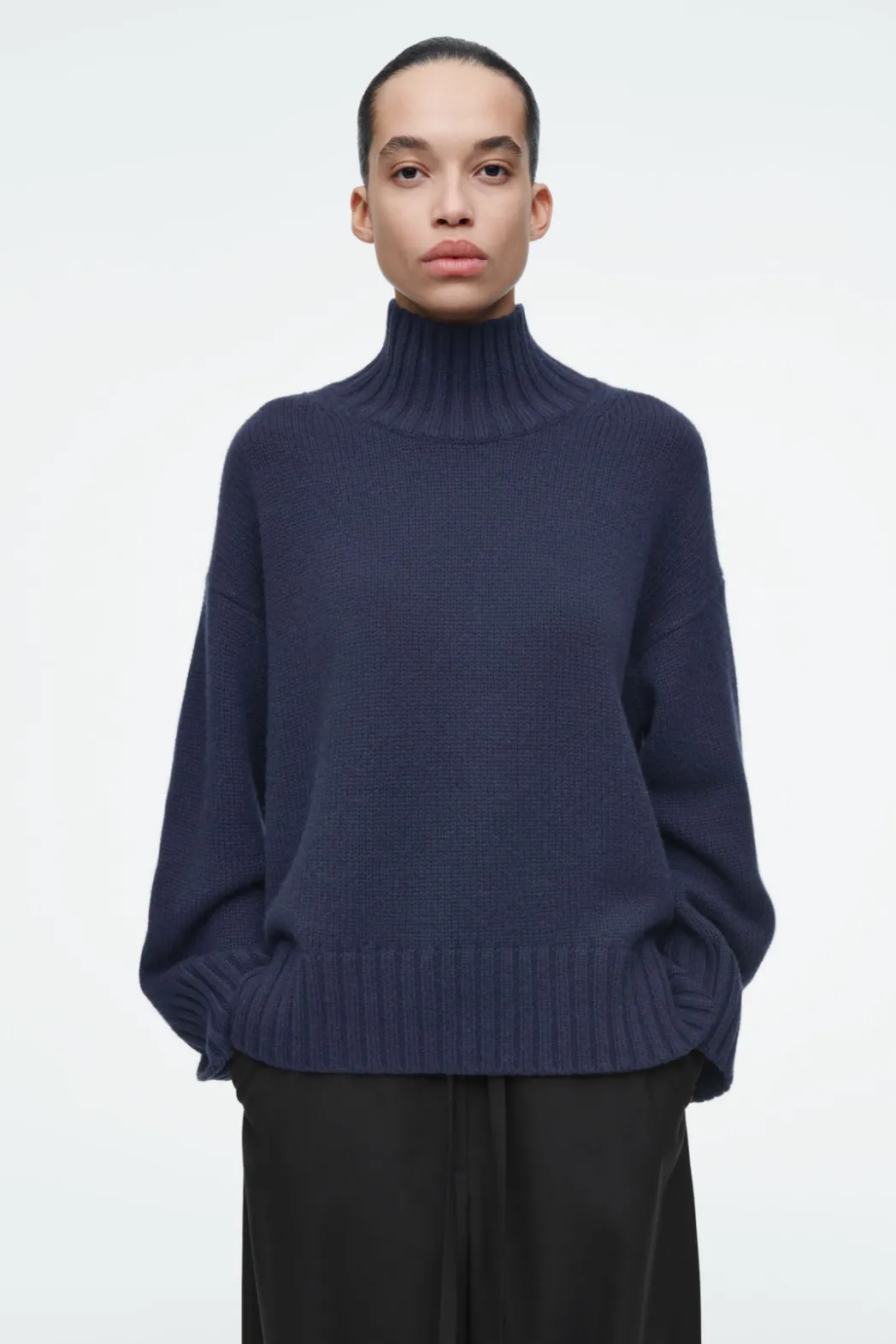 Sale COS CHUNKY PURE CASHMERE TURTLENECK SWEATER NAVY
