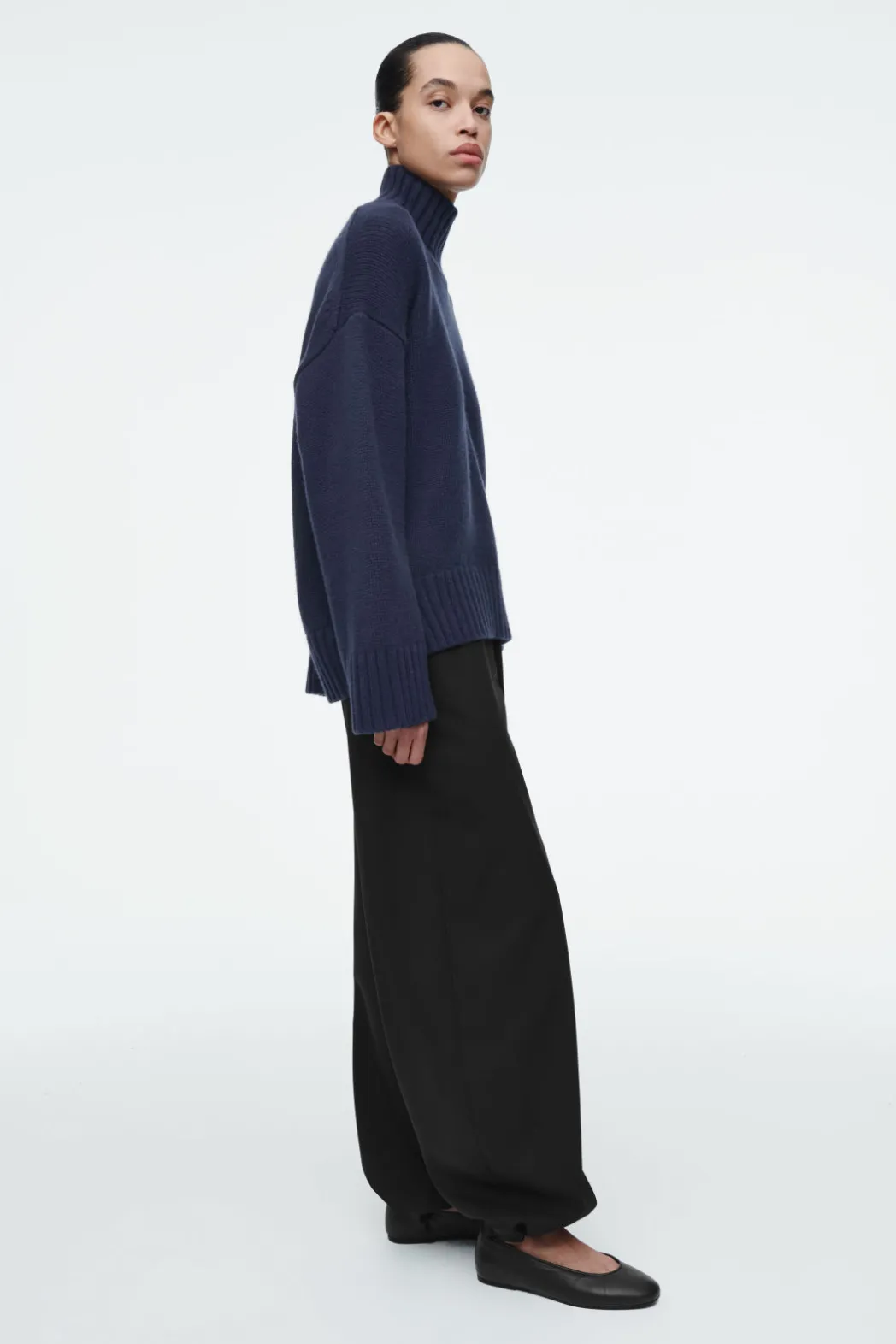 Sale COS CHUNKY PURE CASHMERE TURTLENECK SWEATER NAVY