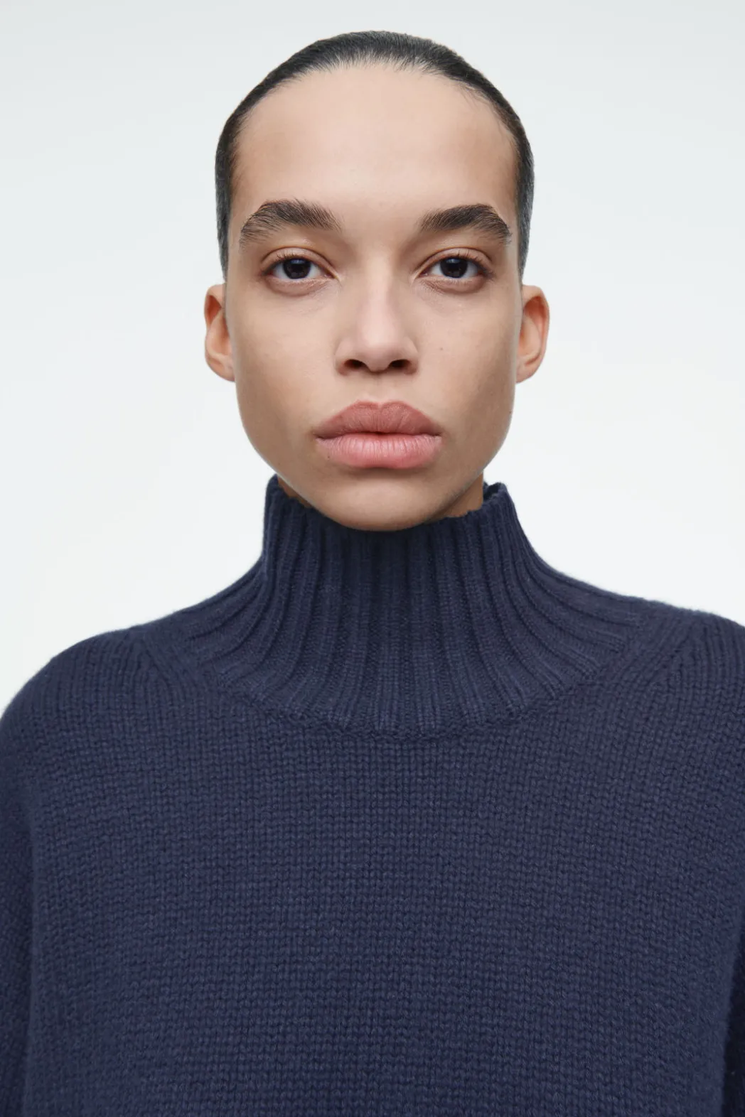 Sale COS CHUNKY PURE CASHMERE TURTLENECK SWEATER NAVY