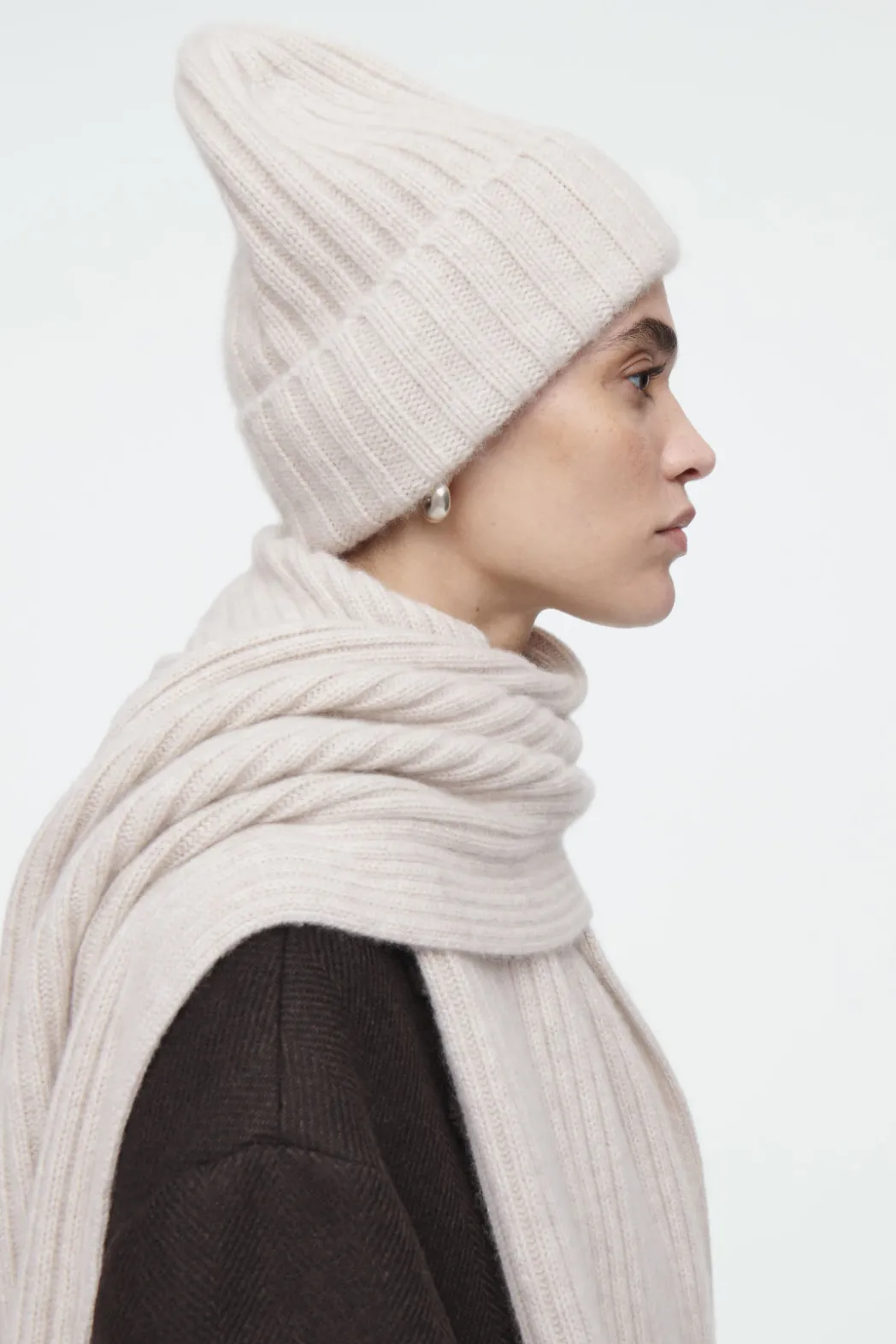 Online COS CHUNKY RIBBED PURE CASHMERE SCARF OFF-WHITE