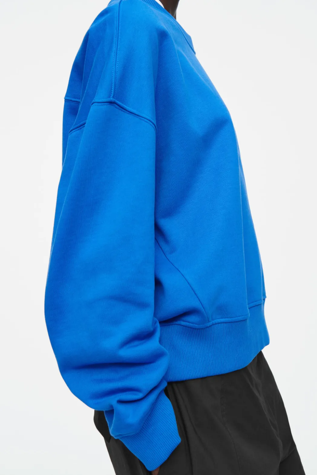 Outlet COS CLASSIC CREW-NECK SWEATSHIRT COBALT BLUE