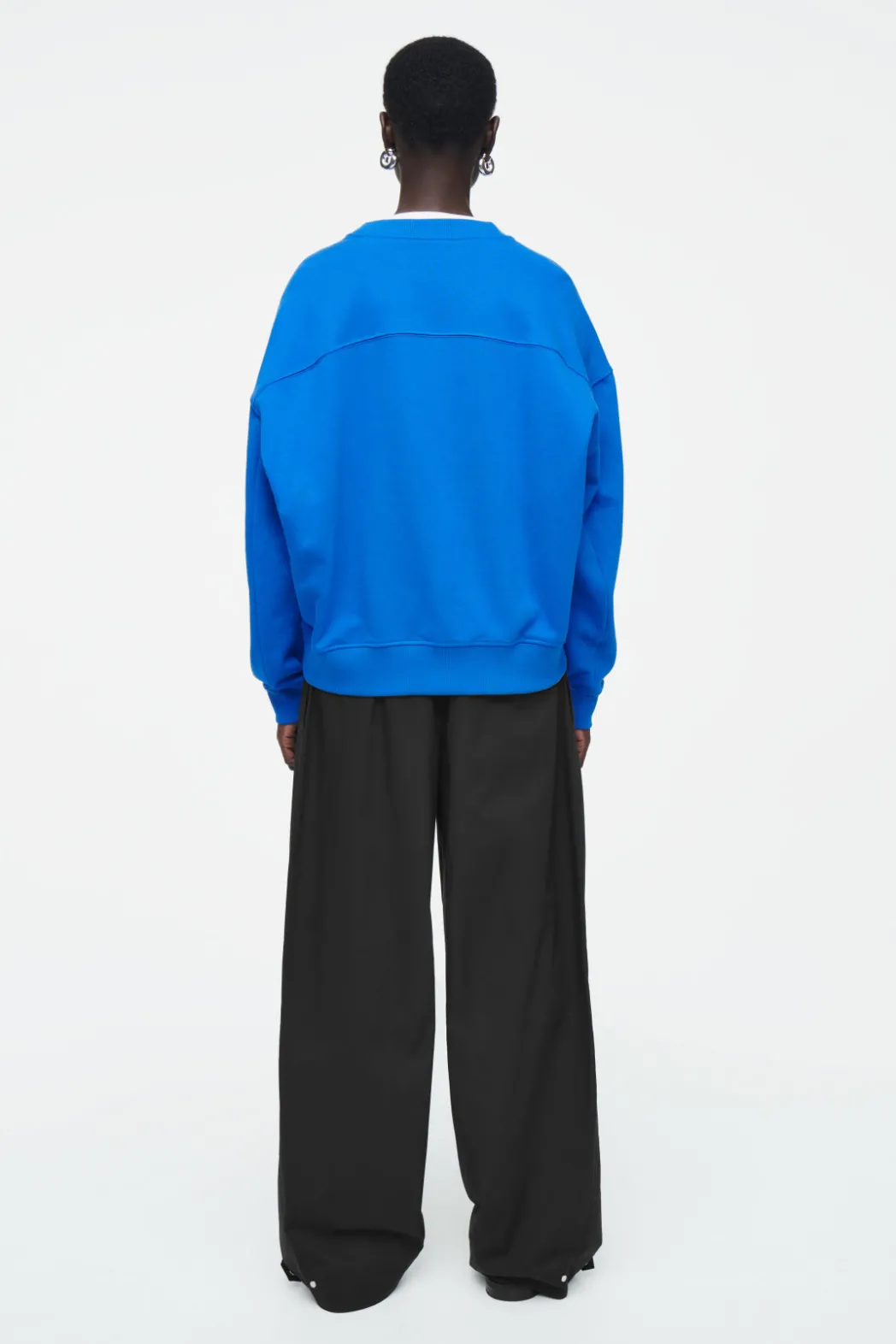 Outlet COS CLASSIC CREW-NECK SWEATSHIRT COBALT BLUE