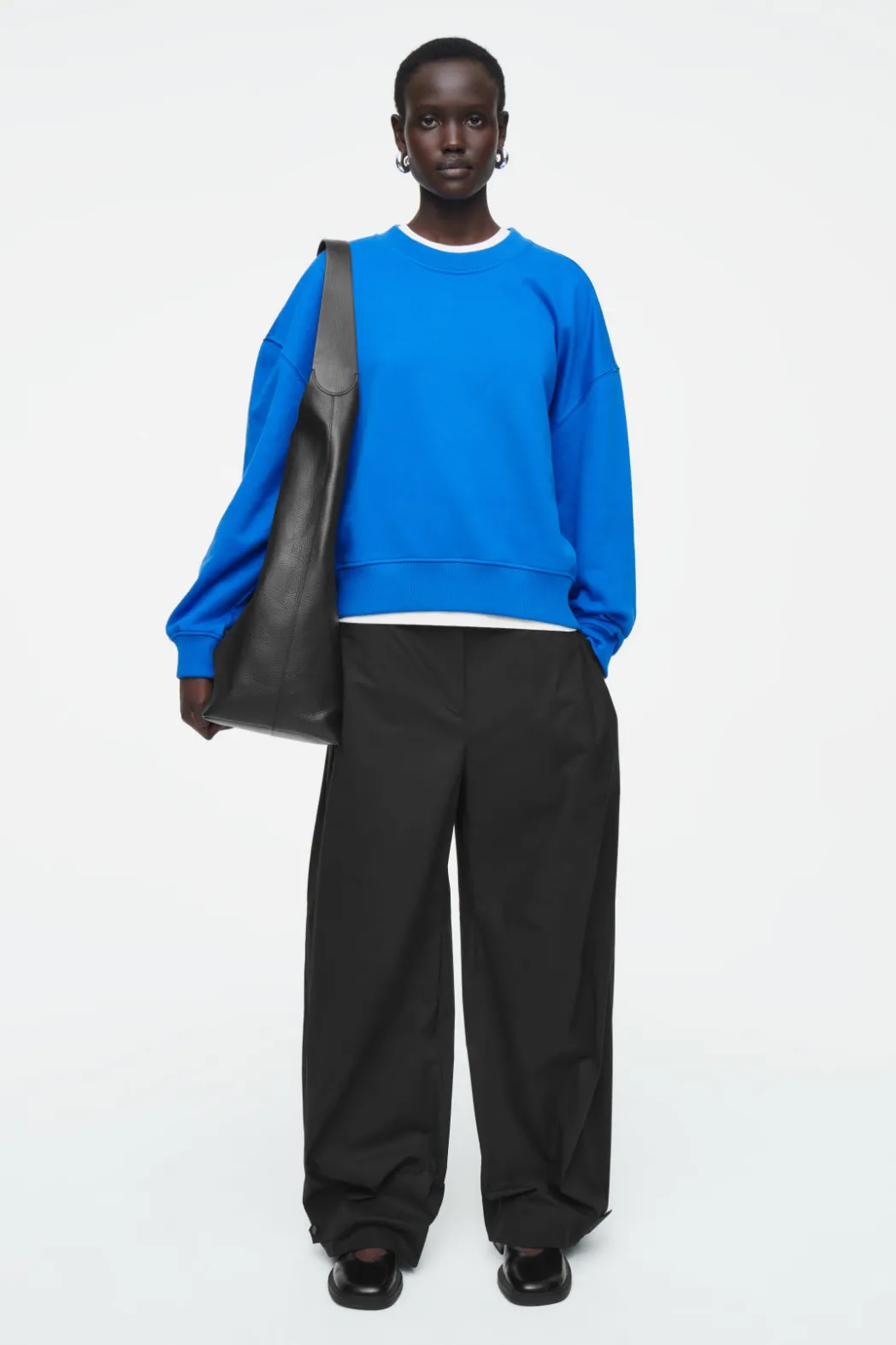 Outlet COS CLASSIC CREW-NECK SWEATSHIRT COBALT BLUE