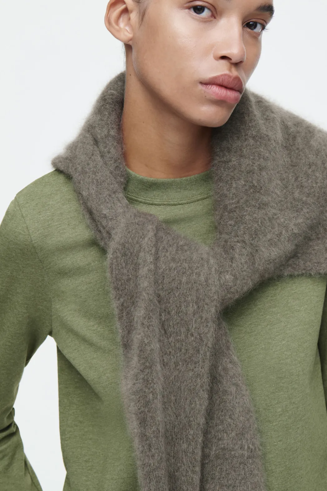 Discount COS CLEAN CUT REGULAR LONG-SLEEVED T-SHIRT GREEN MÉLANGE