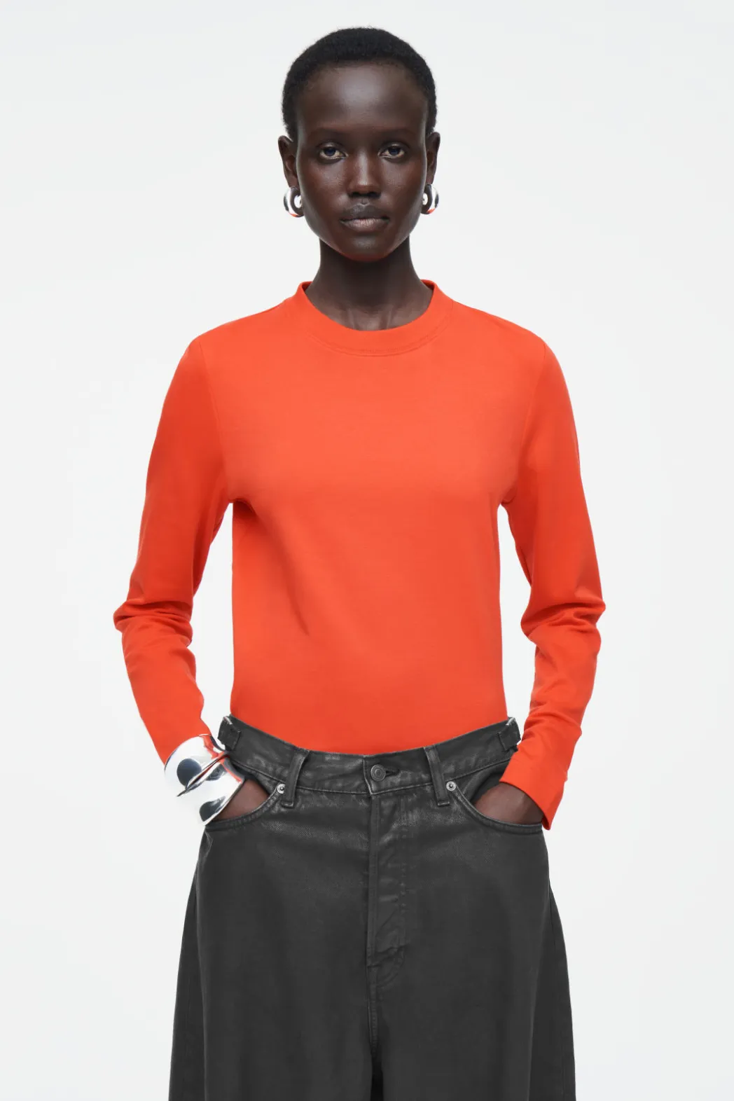 Online COS CLEAN CUT REGULAR LONG-SLEEVED T-SHIRT BRIGHT RED