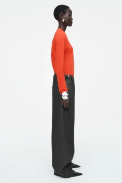 Online COS CLEAN CUT REGULAR LONG-SLEEVED T-SHIRT BRIGHT RED