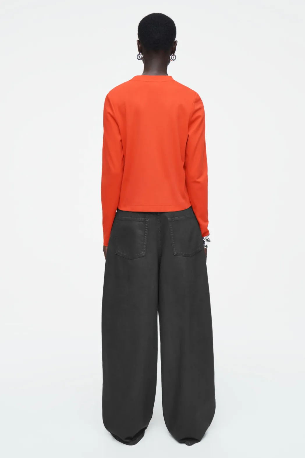 Online COS CLEAN CUT REGULAR LONG-SLEEVED T-SHIRT BRIGHT RED