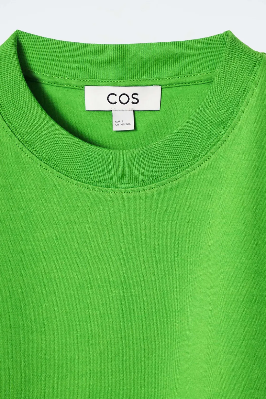New COS CLEAN CUT REGULAR LONG-SLEEVED T-SHIRT BRIGHT GREEN