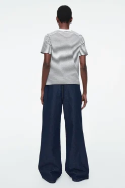 Discount COS CLEAN CUT REGULAR T-SHIRT off-white / black