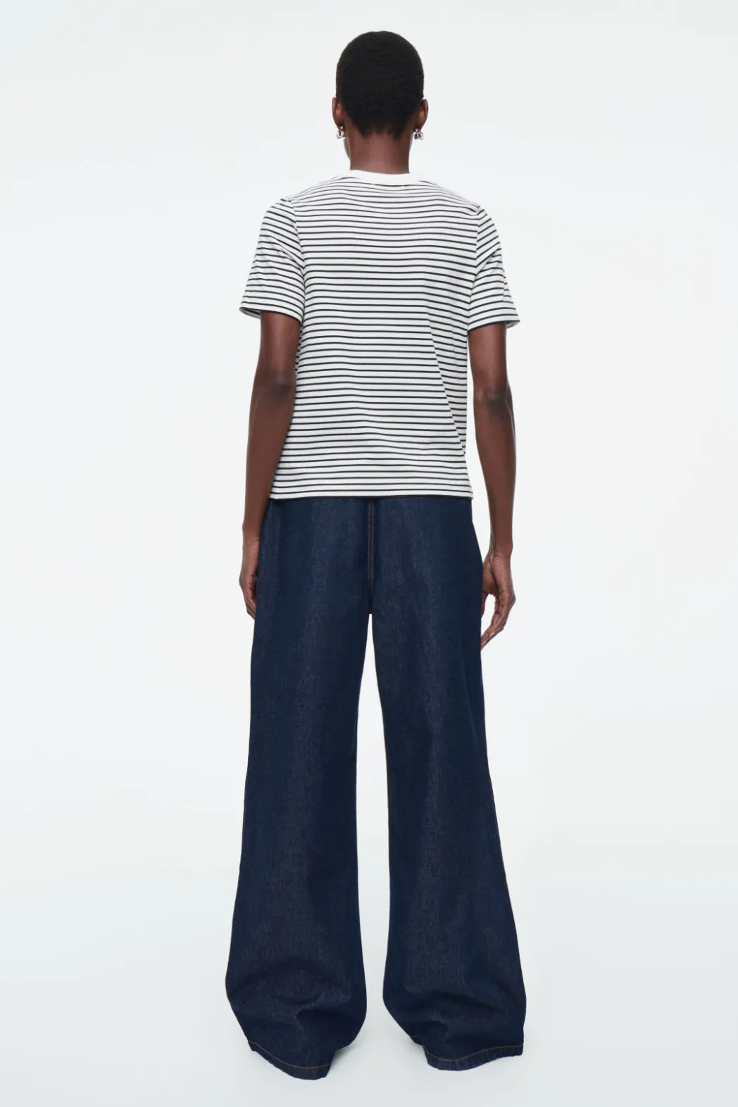 Discount COS CLEAN CUT REGULAR T-SHIRT off-white / black
