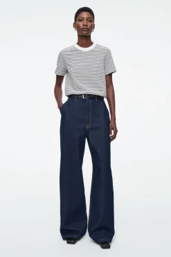 Discount COS CLEAN CUT REGULAR T-SHIRT off-white / black