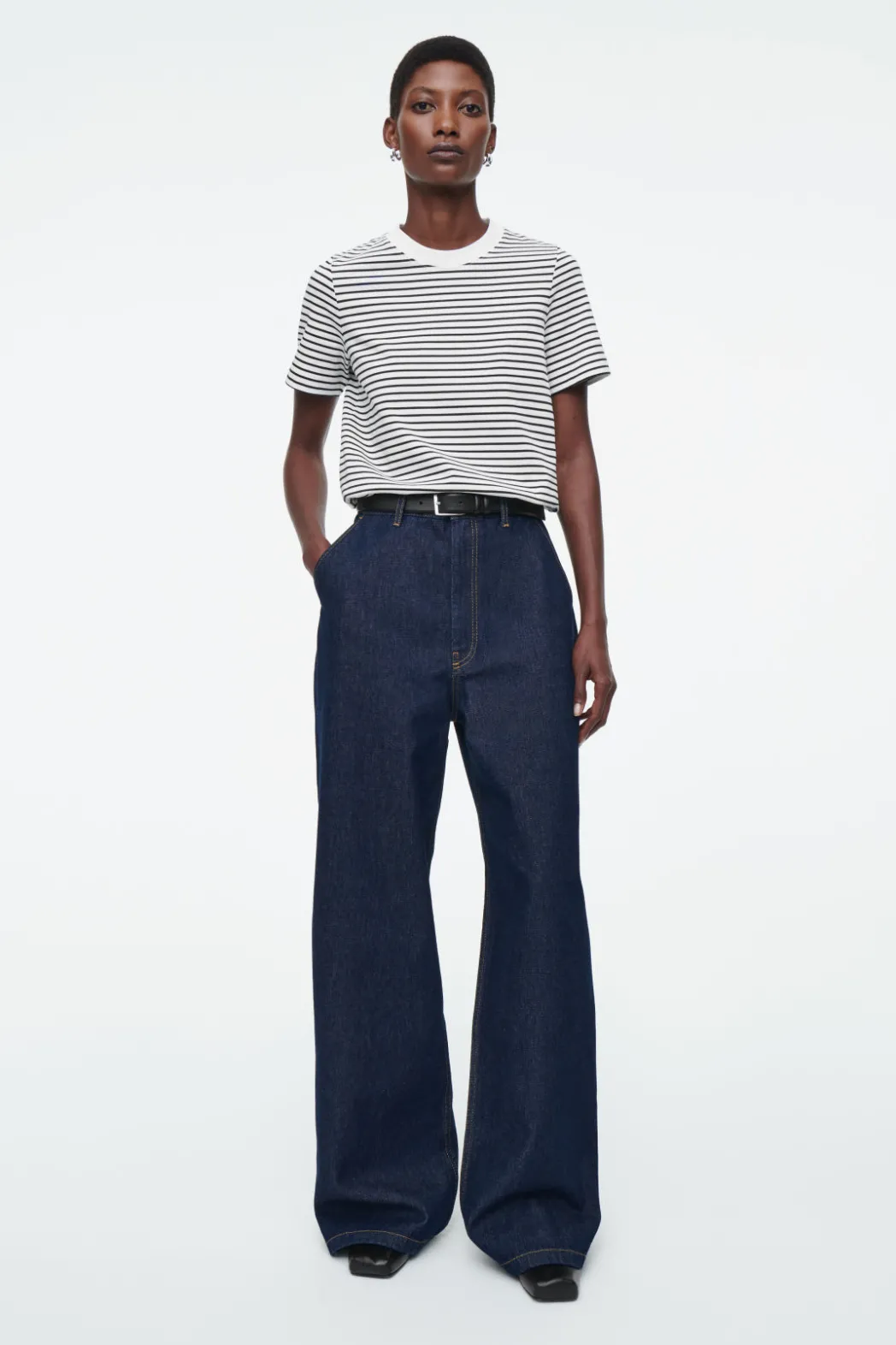 Discount COS CLEAN CUT REGULAR T-SHIRT off-white / black