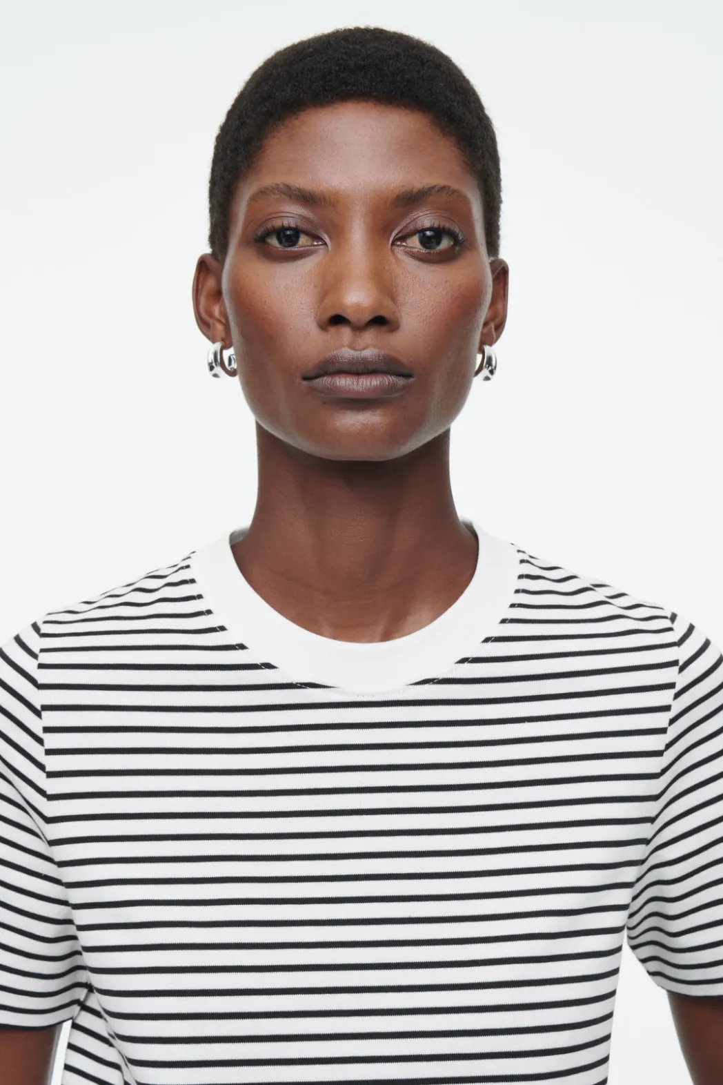 Discount COS CLEAN CUT REGULAR T-SHIRT off-white / black