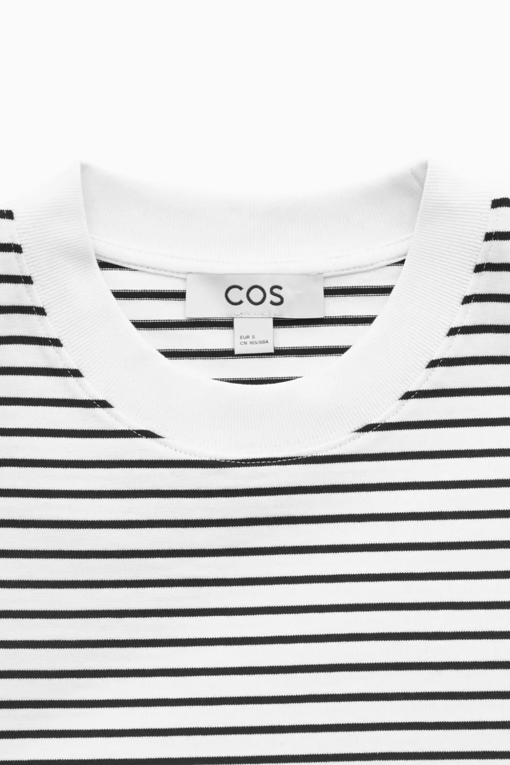 Discount COS CLEAN CUT REGULAR T-SHIRT off-white / black