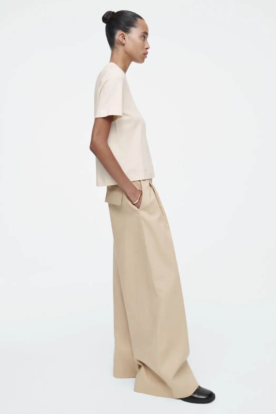 COS CLEAN CUT REGULAR T-SHIRT LIGHT BEIGE