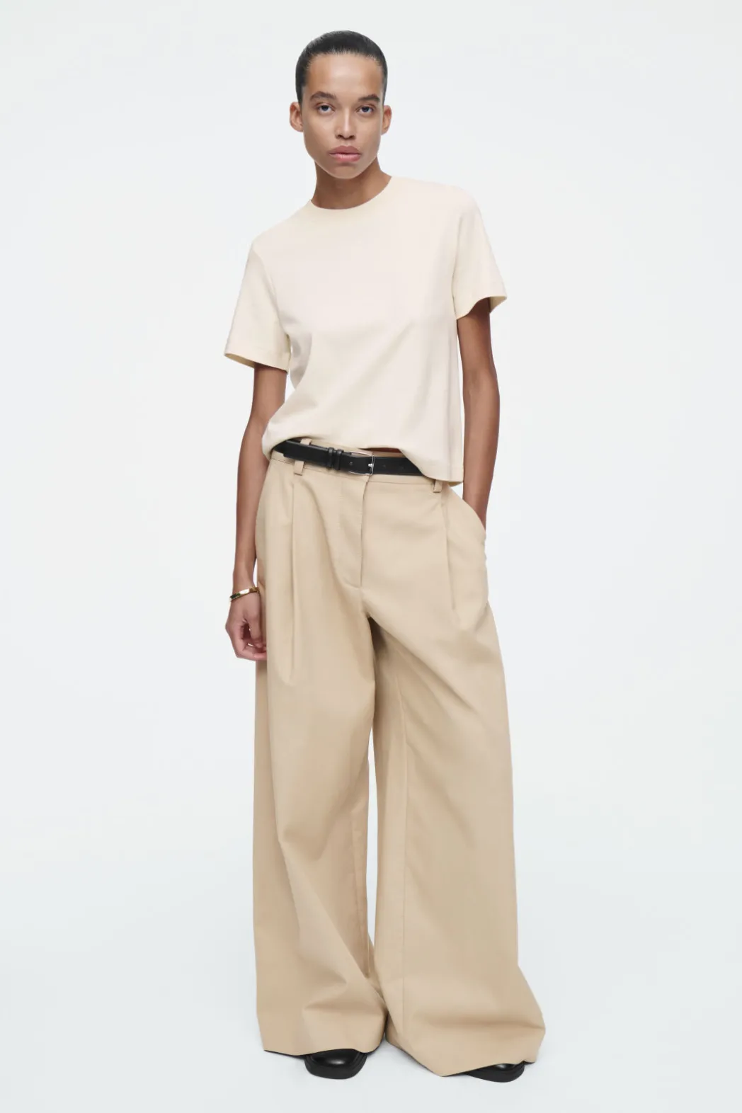 COS CLEAN CUT REGULAR T-SHIRT LIGHT BEIGE